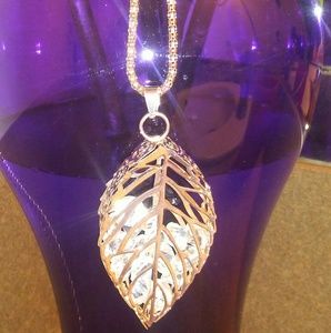 Beautiful gold tone leaf necklace
